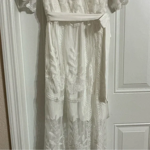 Elegant White Lace Dress - Picture 3 of 11